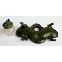 Groen gepatineerde tinnen inktstel. Gesigneerd Brossy. Cira 1900